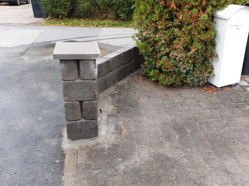 Inngangsparti og lav mur